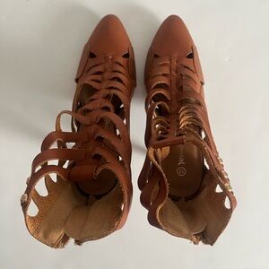 🆕 Strapped high heel shoe